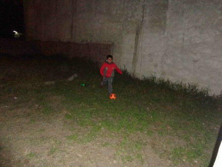 JUGADOR DE LA CAT 99, AYUDANDO EN BUSCAR LA PELOTA DURANTE EL PARTIDO DE LA CATEGORIA 2001, GRANDE RIKI!!!